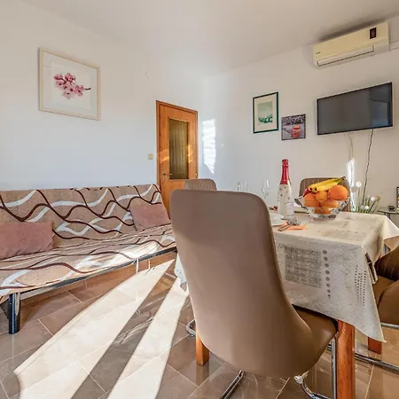 1 Bedroom Cozy In Apartamento Pakoštane