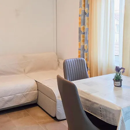 1 Bedroom Amazing In Pakoštane
