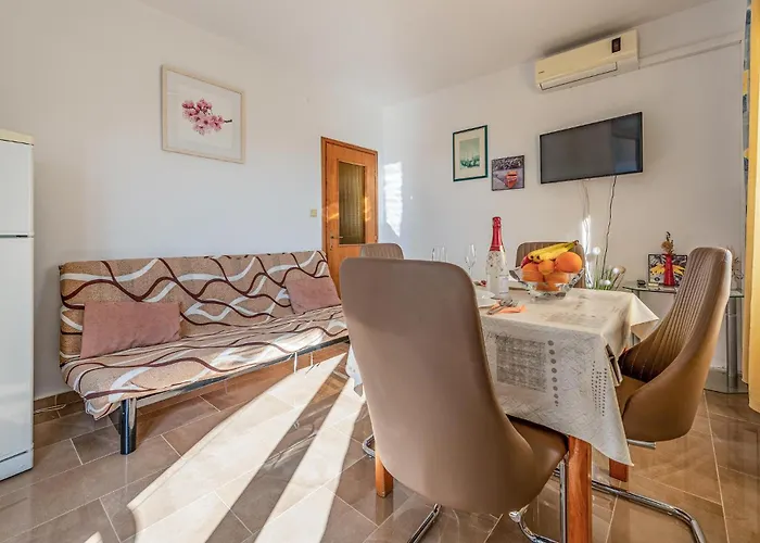 1 Bedroom Cozy In アパート Pakoštane